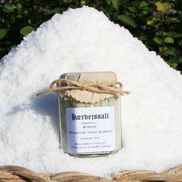 Løvstikke, selleri, timian og gulerødder